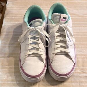 Nike Women’s Court Legacy size 9